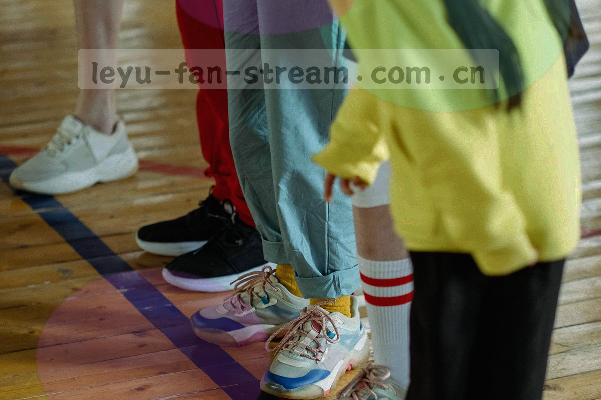 桌面显示器上多窗口赛事画面与数据浮层并排的产品场景示意